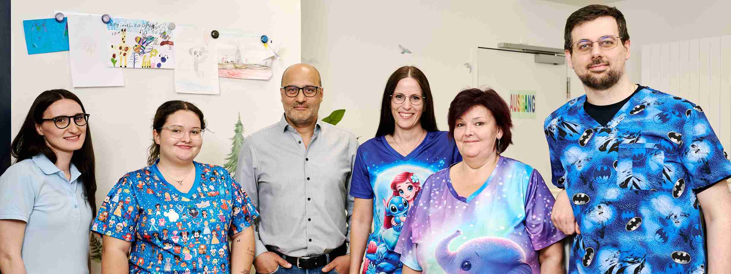 Das Bild zeigt das 6-köpfige Team der MVZ Kinderarztpraxis.