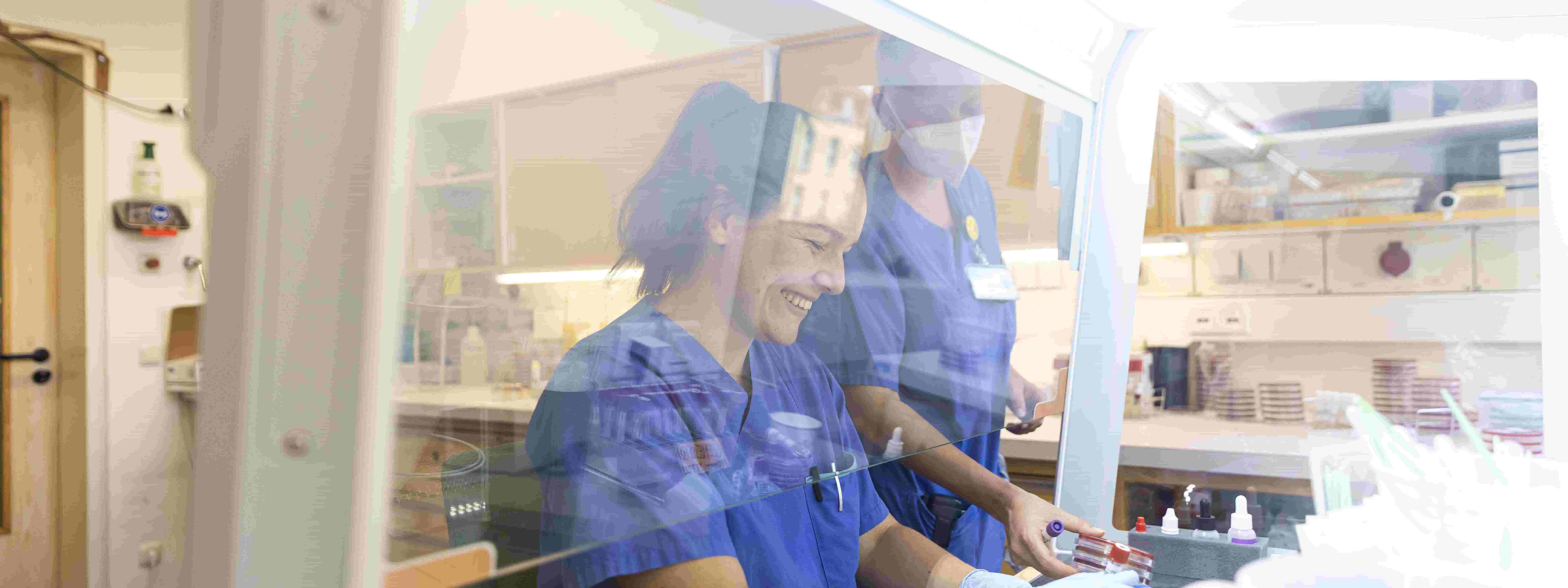 Zwei Mitarbeitende unseres Zentrallabors bei ihrer täglichen Arbeit