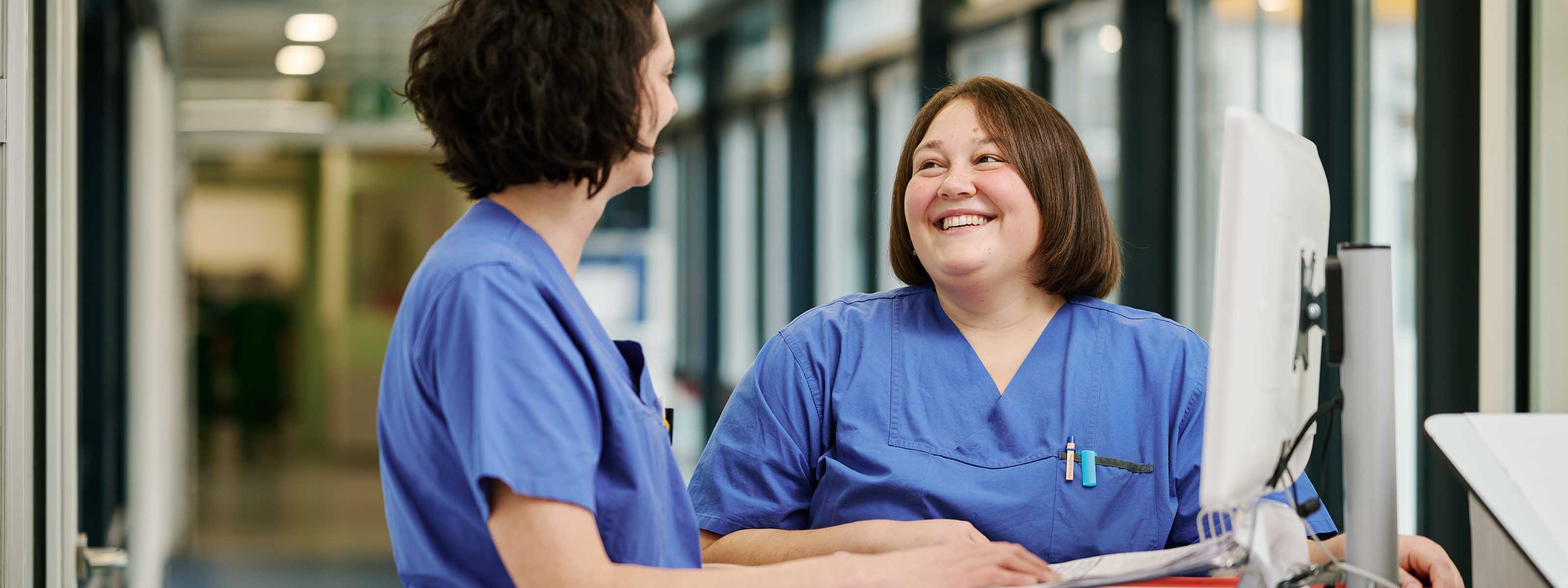 Zwei Pflegefachkräfte der Intensivstation