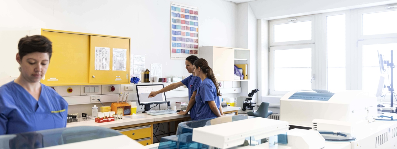 Drei Mitarbeitende unseres Zentrallabors bei der täglichen Arbeit